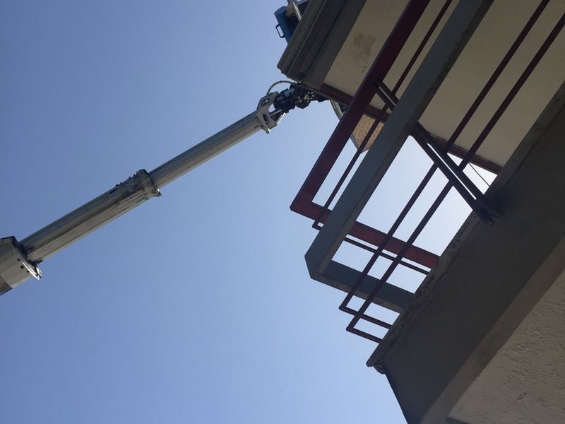 Piattaforma aerea al lavoro su un edificio